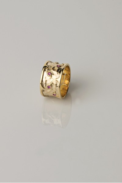 Tyrphe Hot Pink Sapphire Ring | Forêt Collection